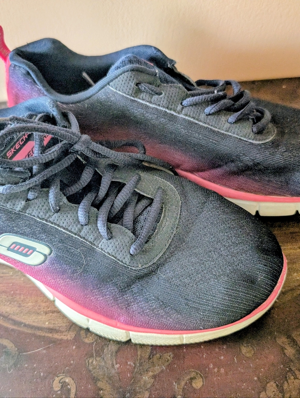 Skechers Sketch-Knit Black Blue Pink Gradient Slip-On Style Sneakers 8.5